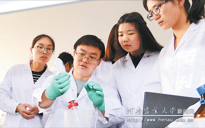 陈锋教授指导研究生开展实验 陈锋教授指导研究生开展实验