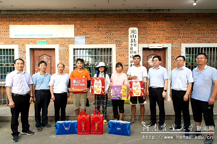 校长介晓磊一行看望慰问我校在光山的实习学生 校长介晓磊一行看望慰问我校在光山的实习学生